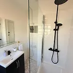 بيت للعطل Bright Beautiful House In *