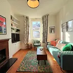 Hébergement de vacances Bright Beautiful House In *